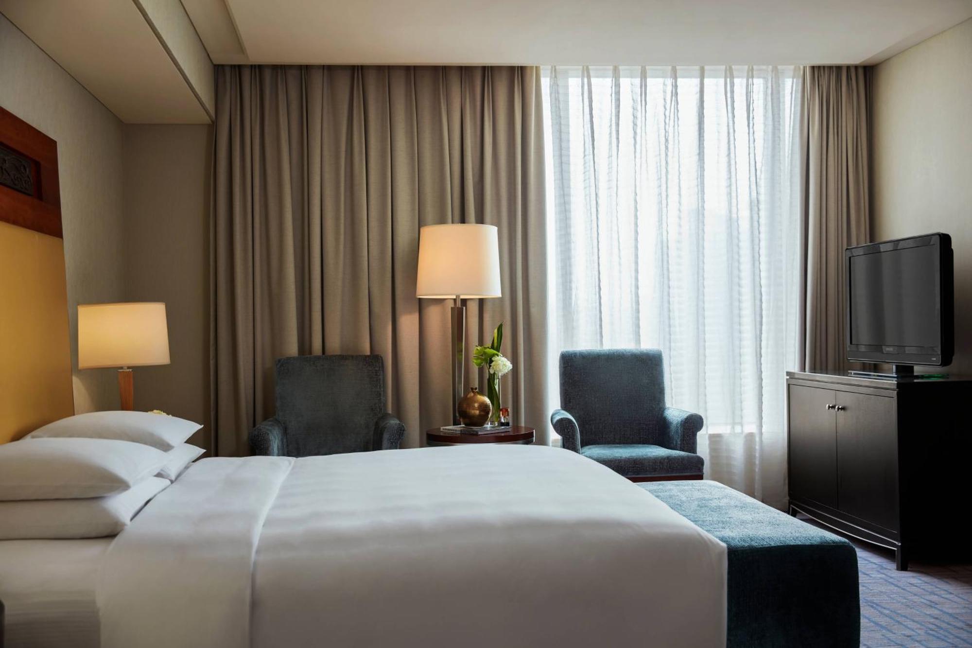 Renaissance Wuhan Hotel Exterior photo