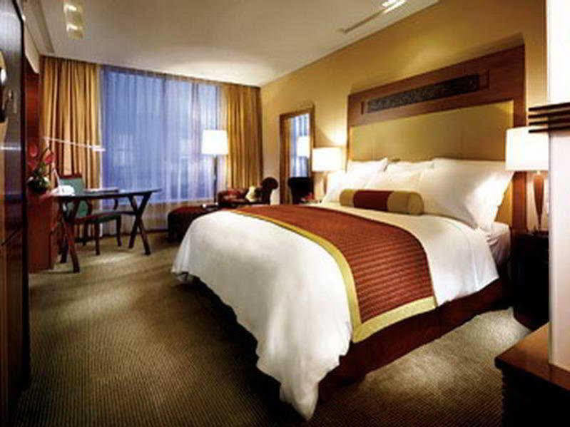 Renaissance Wuhan Hotel Exterior photo